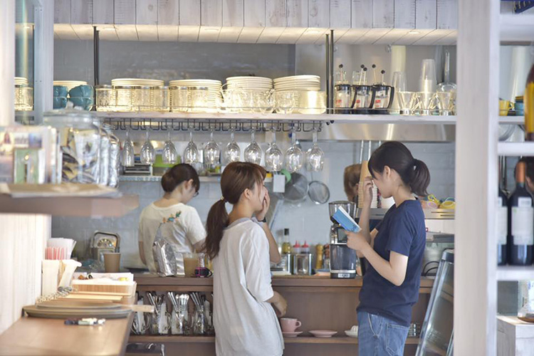 CAFE EKOLU（カフェ エコル）の店内